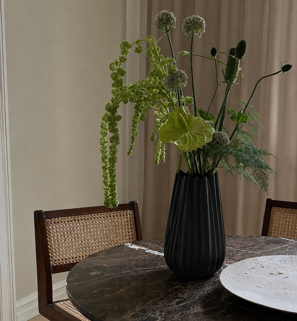 Black Vase, Large (rent)